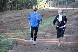 Frivillighetspris-vinner Helge Brekke på joggetur i Etiopia sammen med ordfører Astrid Byrknes i Lindås kommune. Foto: Privat