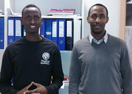 Abdullahiqadar Ahmed (t.v.) sammen med Ahmed Farah Yusuf (t.h.) som er styreleder for Oppegård somalisk ungdoms klubb.